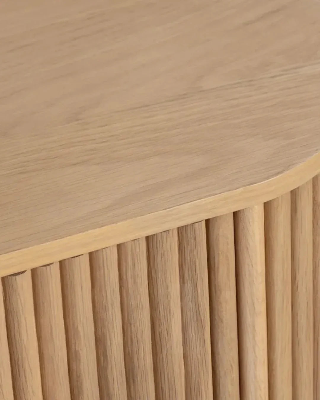 Buffet ovale en bois cannelé