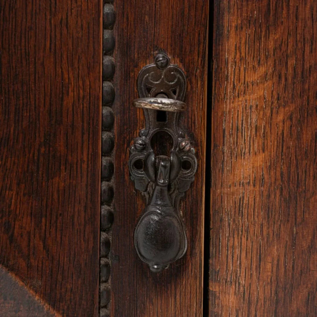 Buffet ancien en bois richement teinté, vers 1910