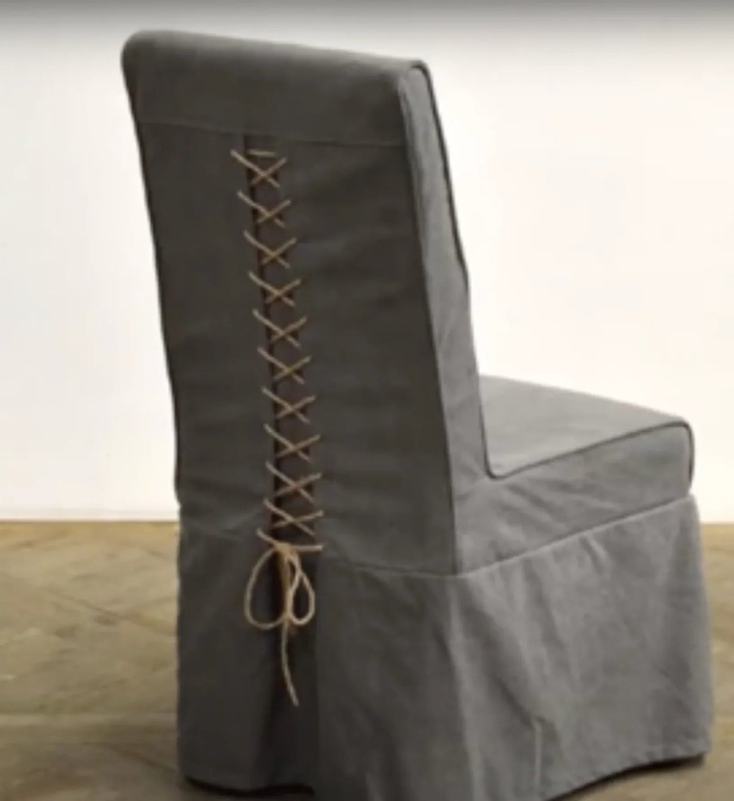 Chaise d'appoint grise à dossier en dentelle et housse amovible