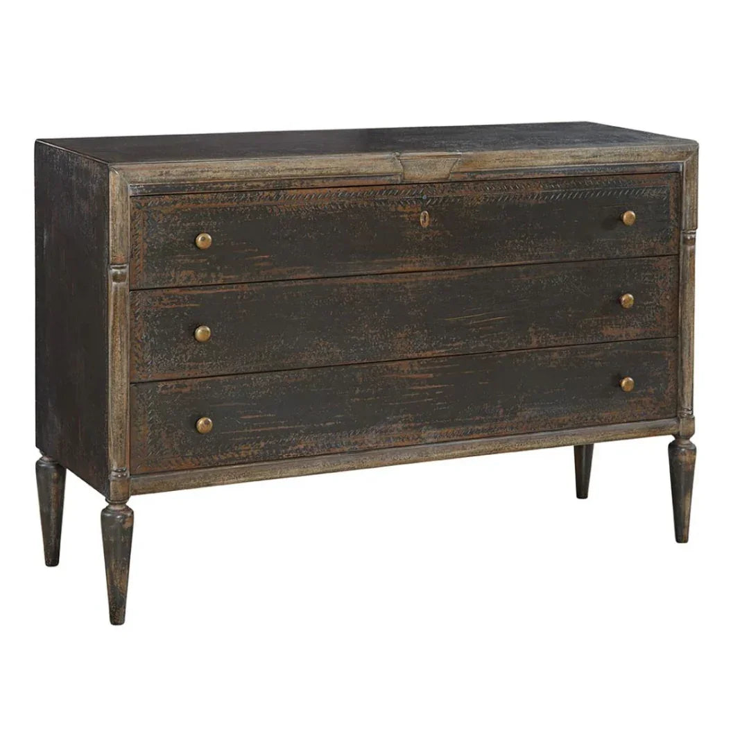 Commode italienne à trois tiroirs à décor de feuilles gravées