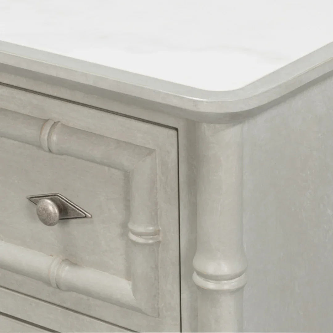 Coffre d'appoint en bambou avec plateau en porcelaine blanche