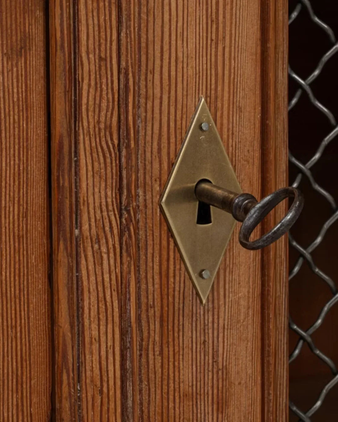 Armoire ancienne française en bois avec treillis métallique, vers 1860