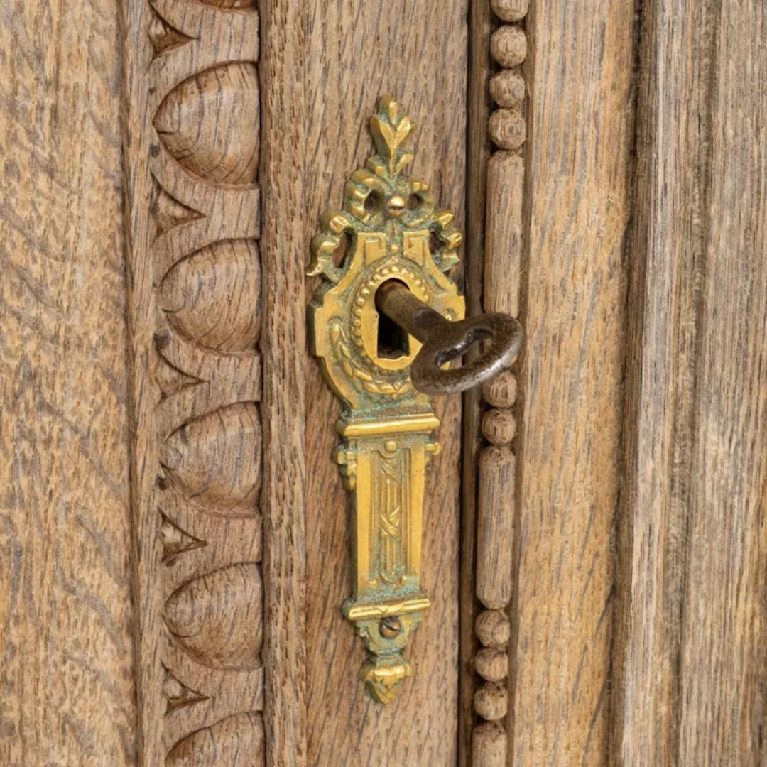 Vitrine ouverte en bois sculpté ancien, vers 1910