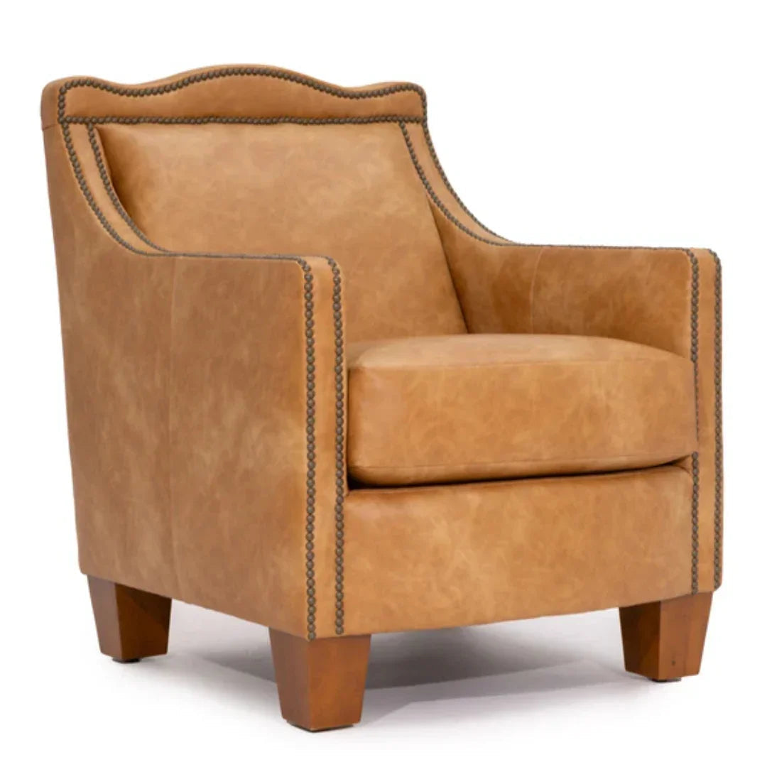 Fauteuil en cuir marron camel avec clous décoratifs