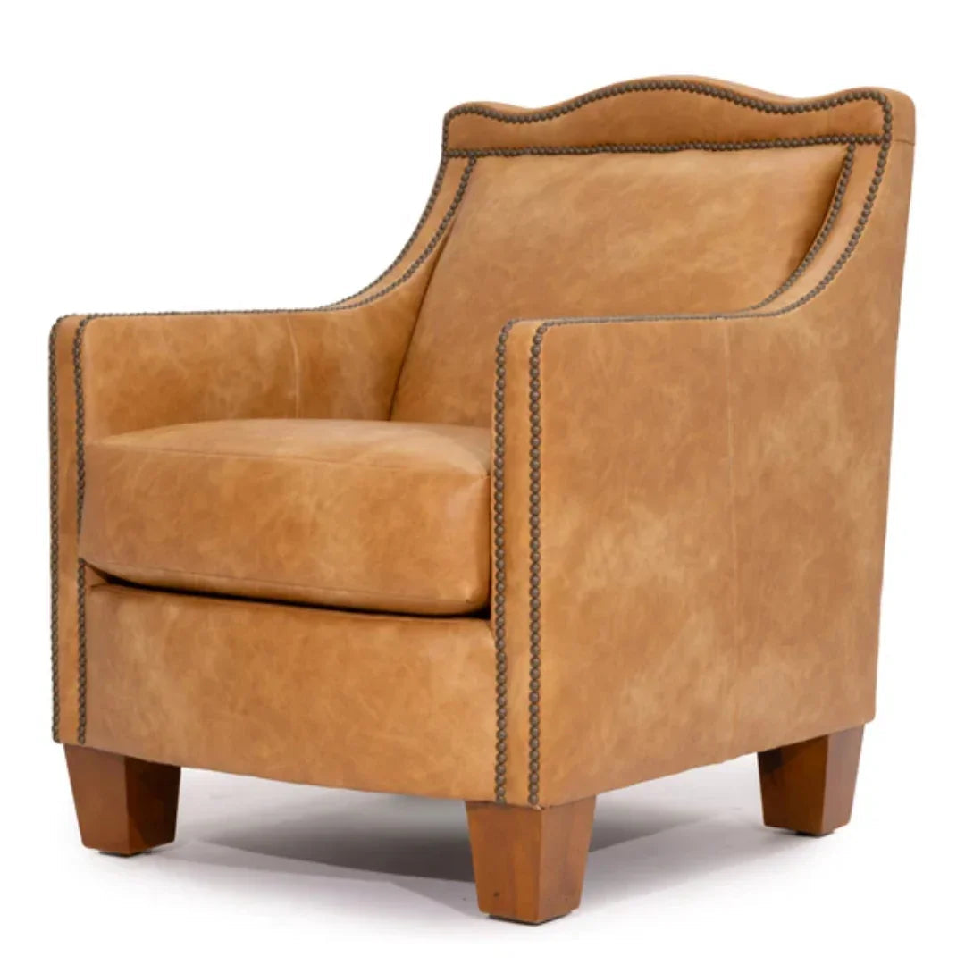 Fauteuil en cuir marron camel avec clous décoratifs