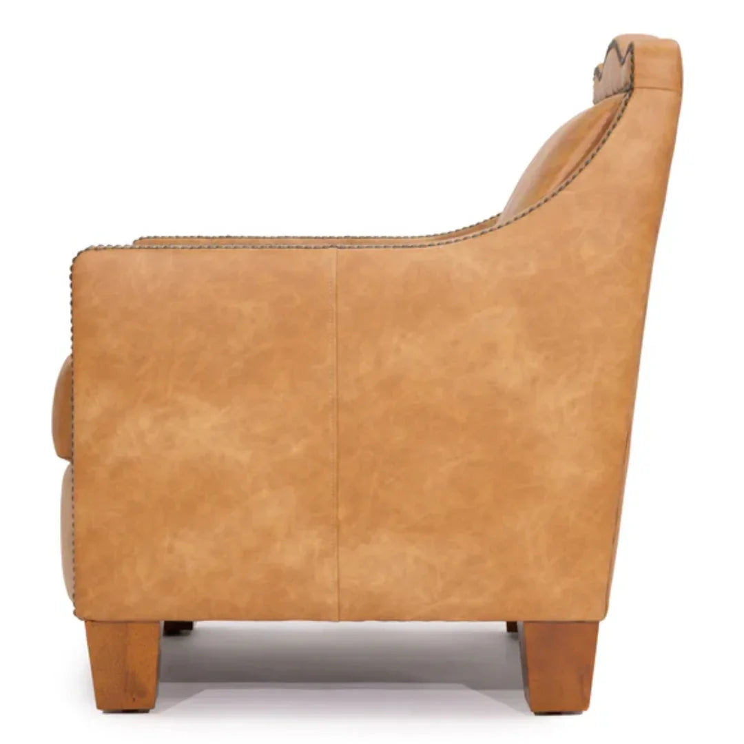 Fauteuil en cuir marron camel avec clous décoratifs