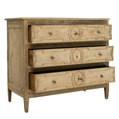 Coffre en bois sculpté orné de perles, vers 1850