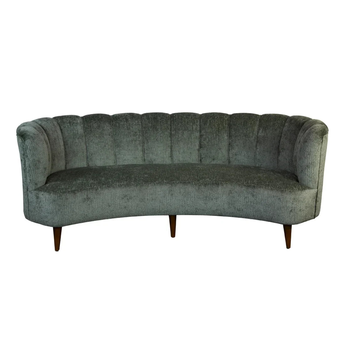 Canapé en velours vert à dossier capitonné