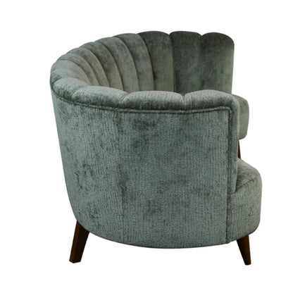 Canapé en velours vert à dossier capitonné