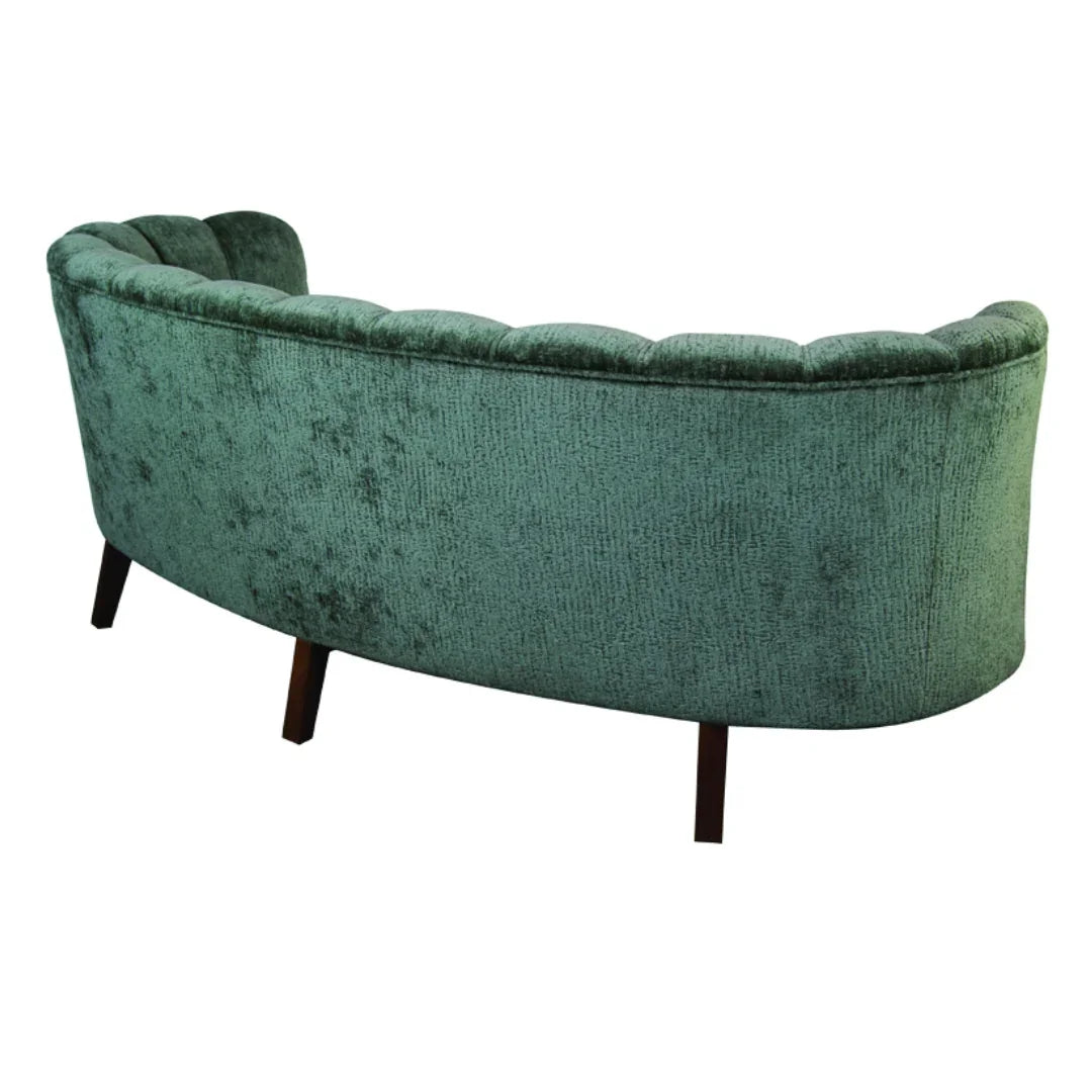 Canapé en velours vert à dossier capitonné