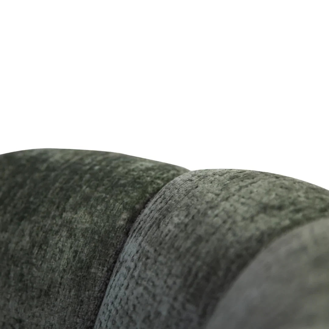 Canapé en velours vert à dossier capitonné