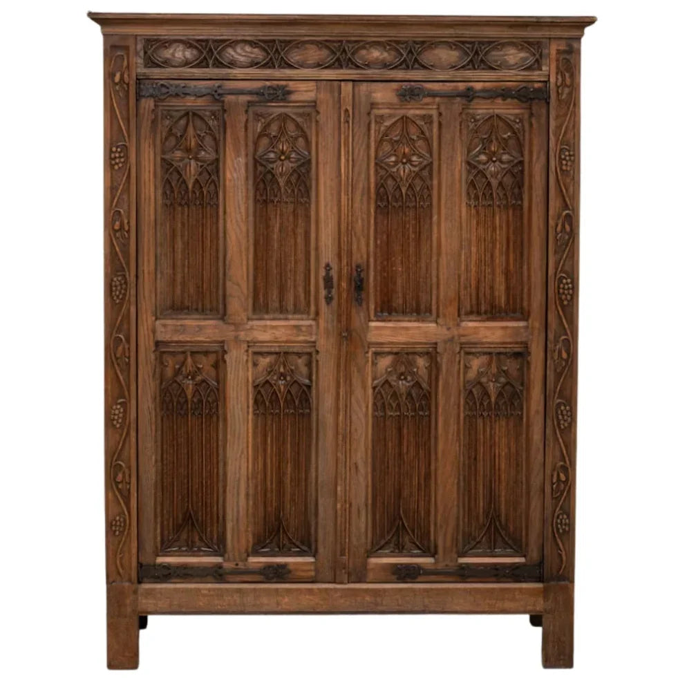 Cabinet en bois sculpté de style gothique, vers 1920
