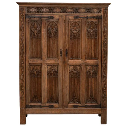 Cabinet en bois sculpté de style gothique, vers 1920