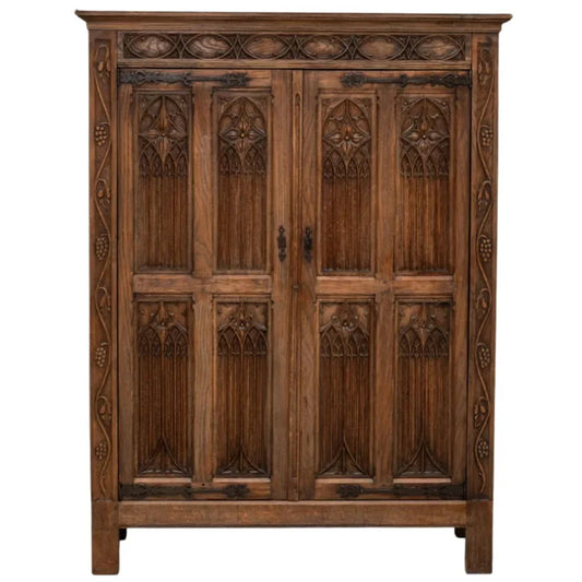 Cabinet en bois sculpté de style gothique, vers 1920