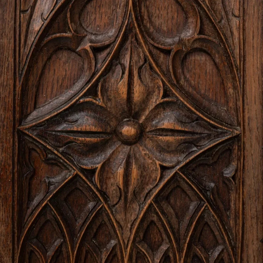 Cabinet en bois sculpté de style gothique, vers 1920