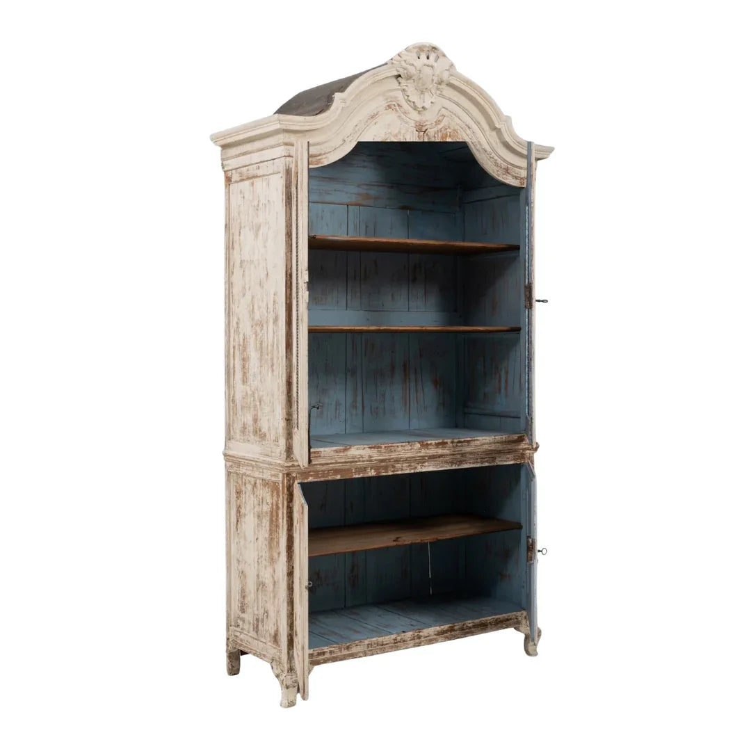Armoire cintrée à porte en grillage à poules patiné, de style français, vers 1840