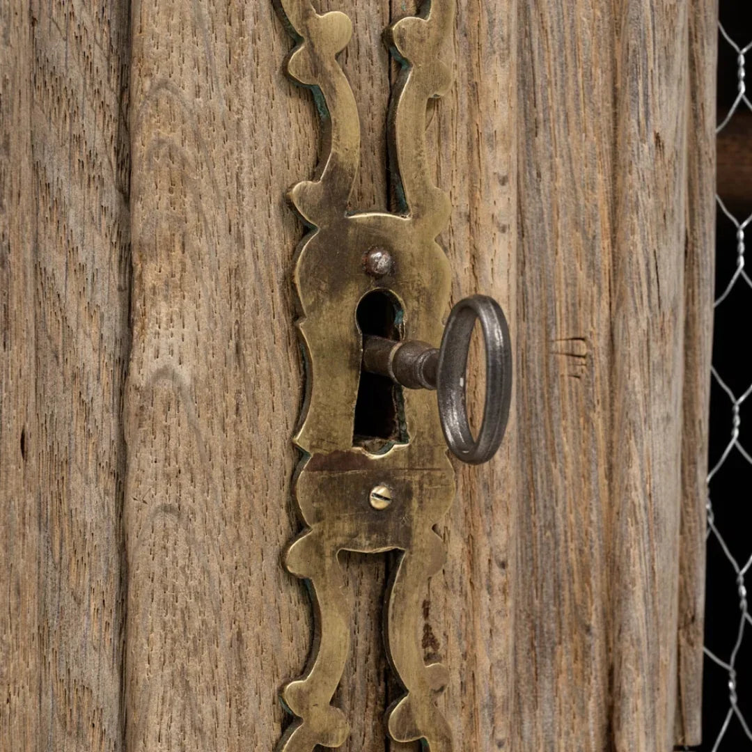 Meuble français en chêne massif avec portes grillagées, vers 1840