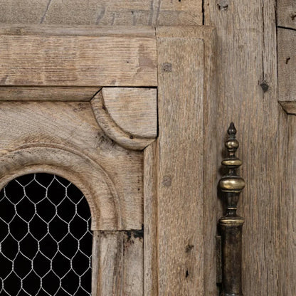 Meuble français en chêne massif avec portes grillagées, vers 1840