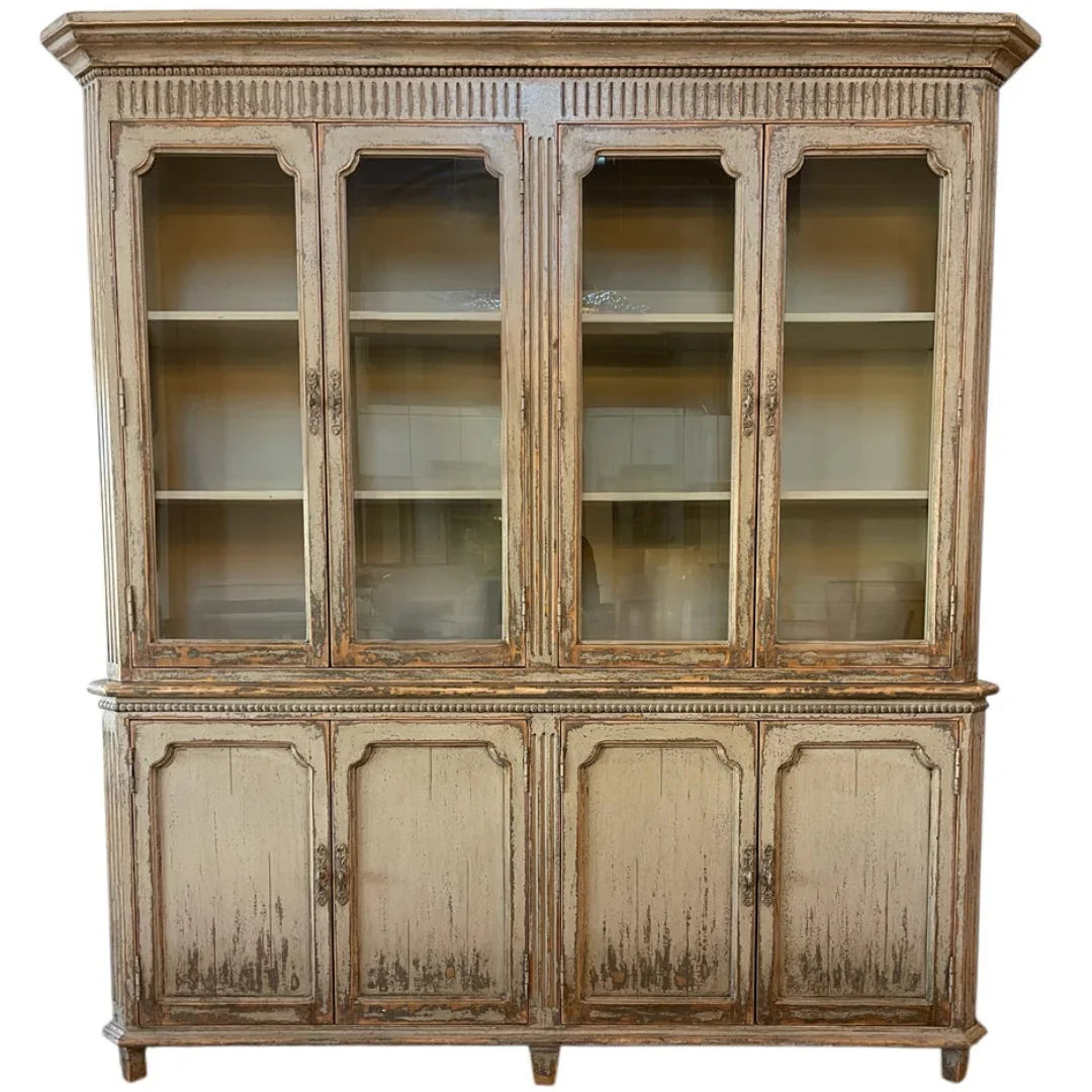Armoire à portes vitrées peintes de style vintage français