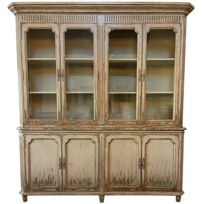 Armoire à portes vitrées peintes de style vintage français
