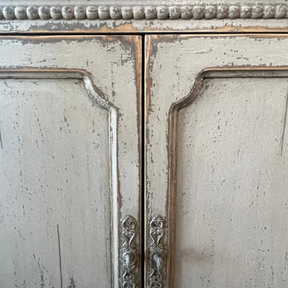 Armoire à portes vitrées peintes de style vintage français