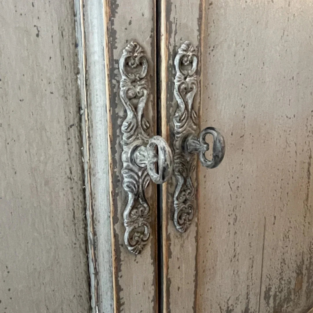 Armoire à portes vitrées peintes de style vintage français