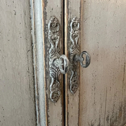 Armoire à portes vitrées peintes de style vintage français