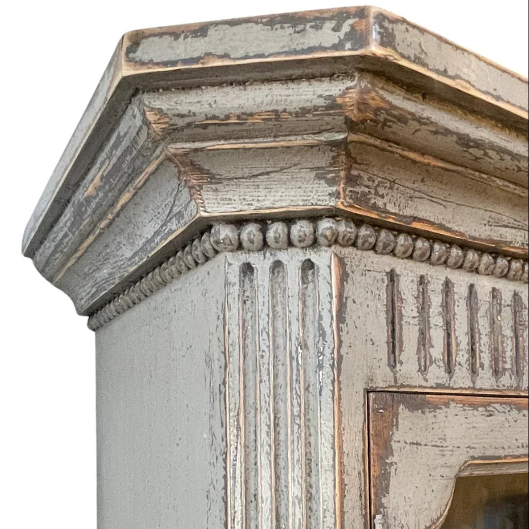 Armoire à portes vitrées peintes de style vintage français