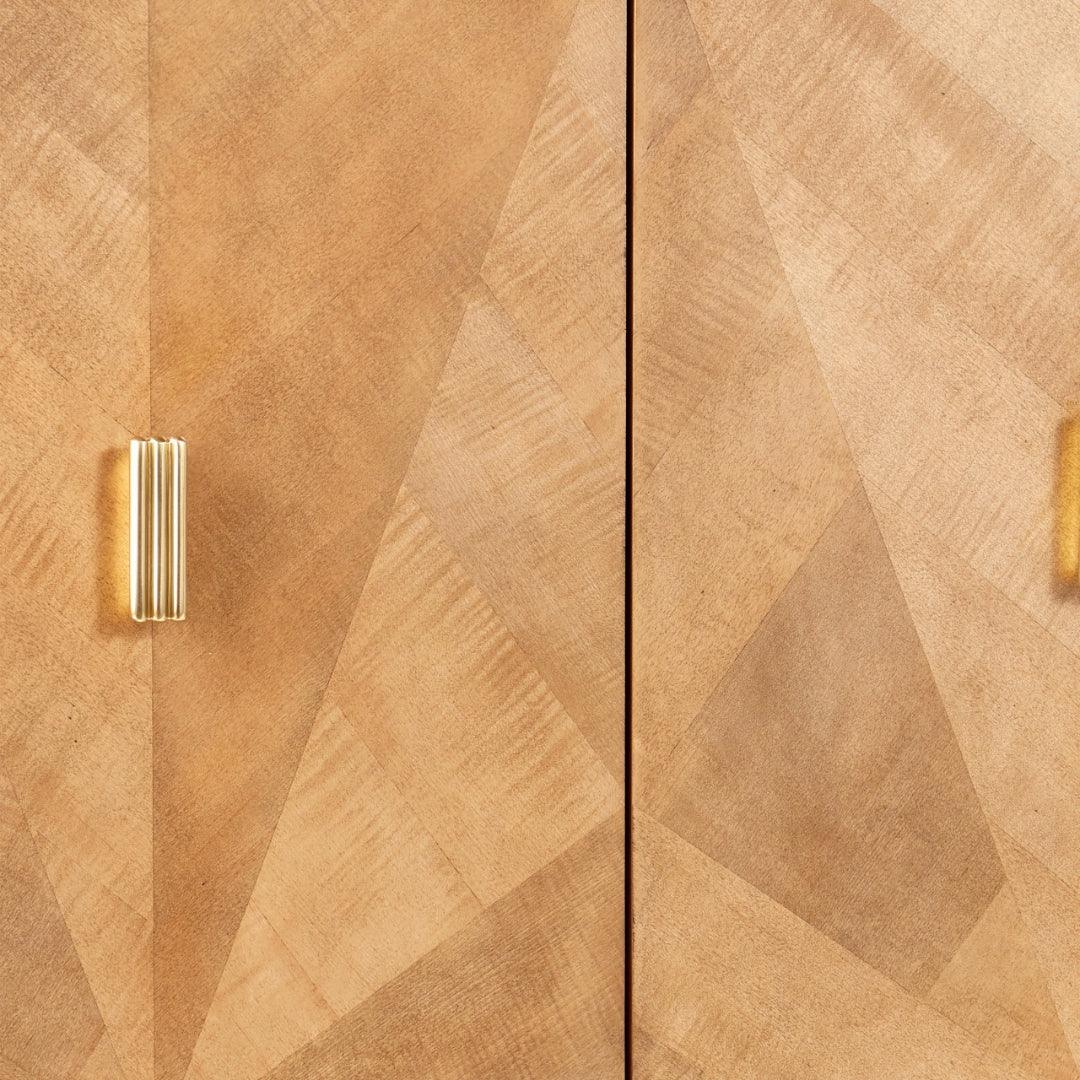 Buffet en bois naturel avec accents en laiton