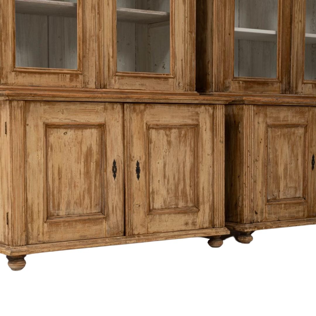 Paire de vitrines rustiques européennes à façade en verre, vers 1870