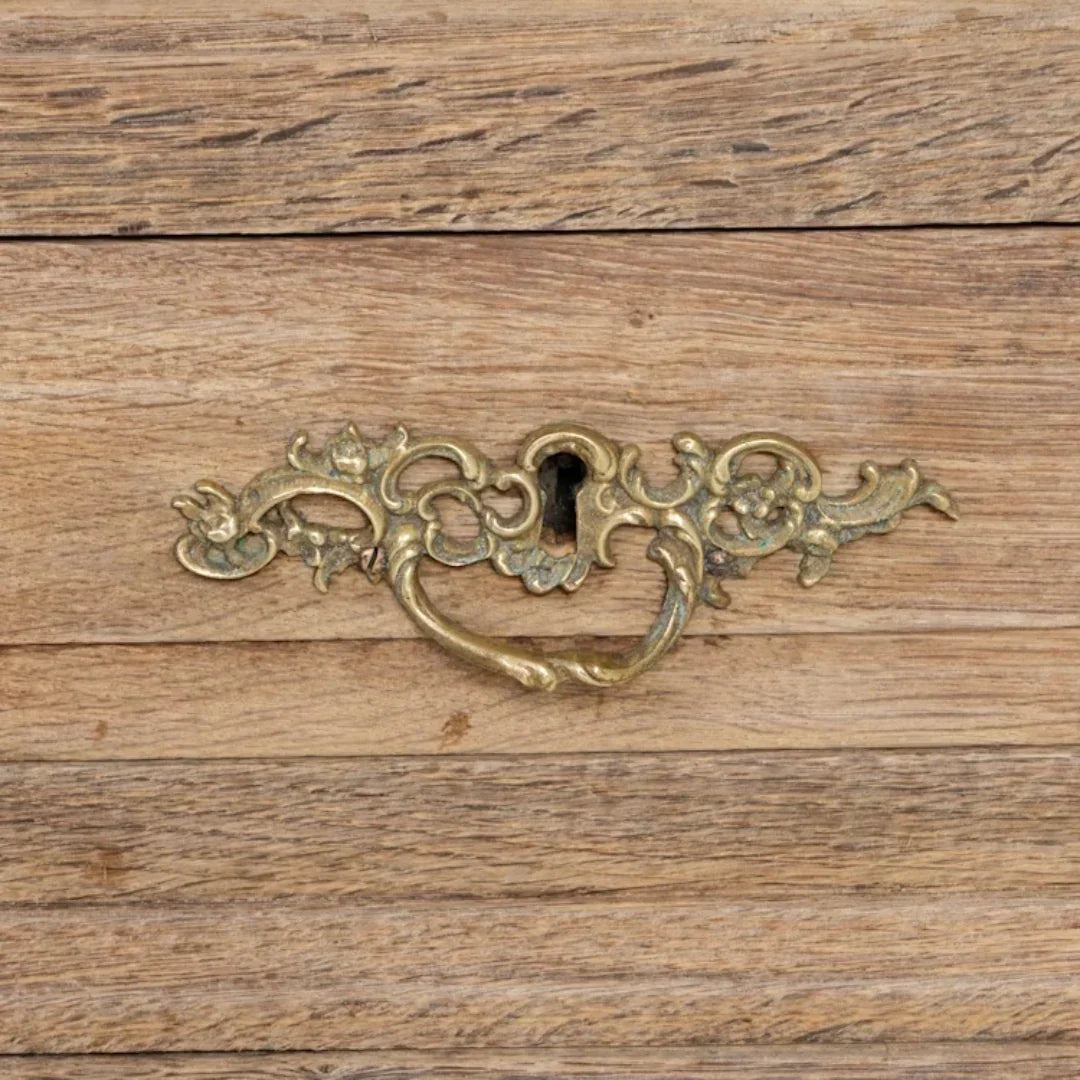 Armoire rustique en bois avec porte en treillis, vers 1880