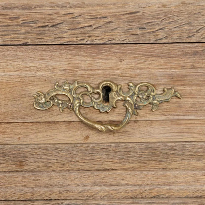 Armoire rustique en bois avec porte en treillis, vers 1880