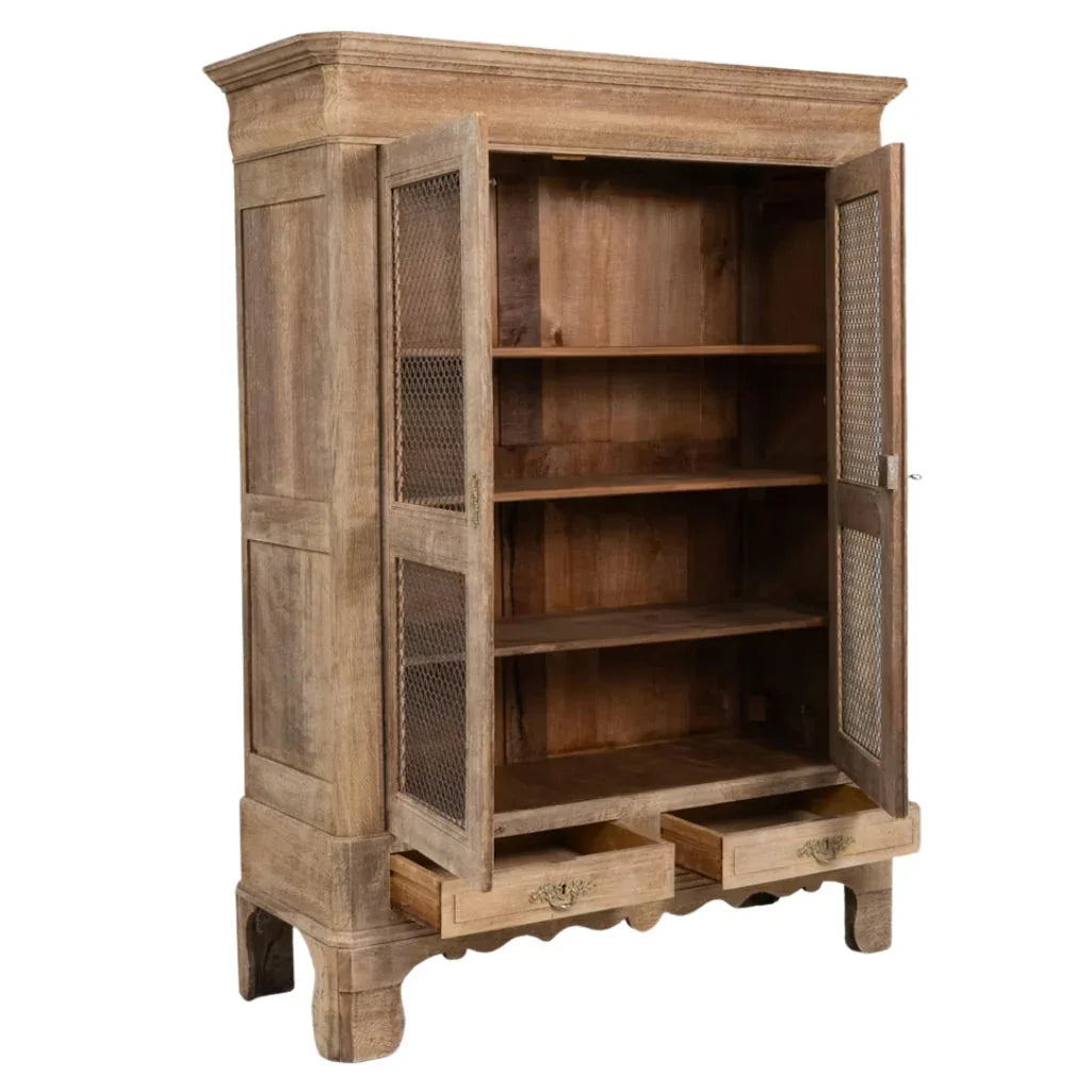 Armoire rustique en bois avec porte en treillis, vers 1880