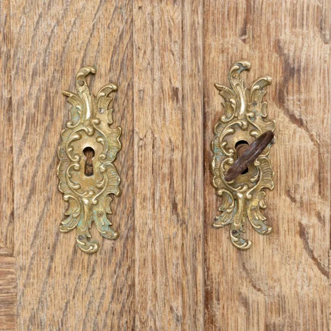 Armoire rustique en bois avec porte en treillis, vers 1880