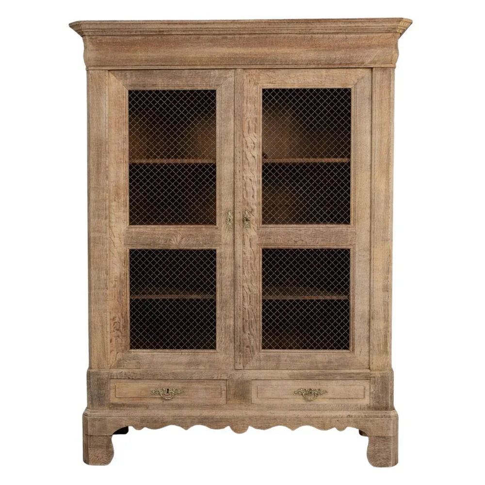 Armoire rustique en bois avec porte en treillis, vers 1880
