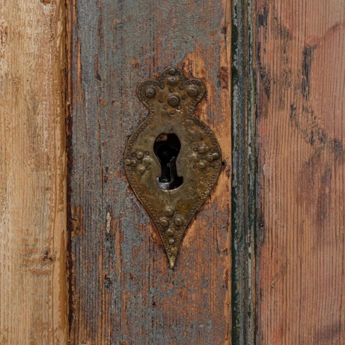 Armoire d'été à motifs floraux suédois, vers 1900