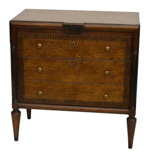 Coffre d'appoint vénitien à décor de feuilles gravées