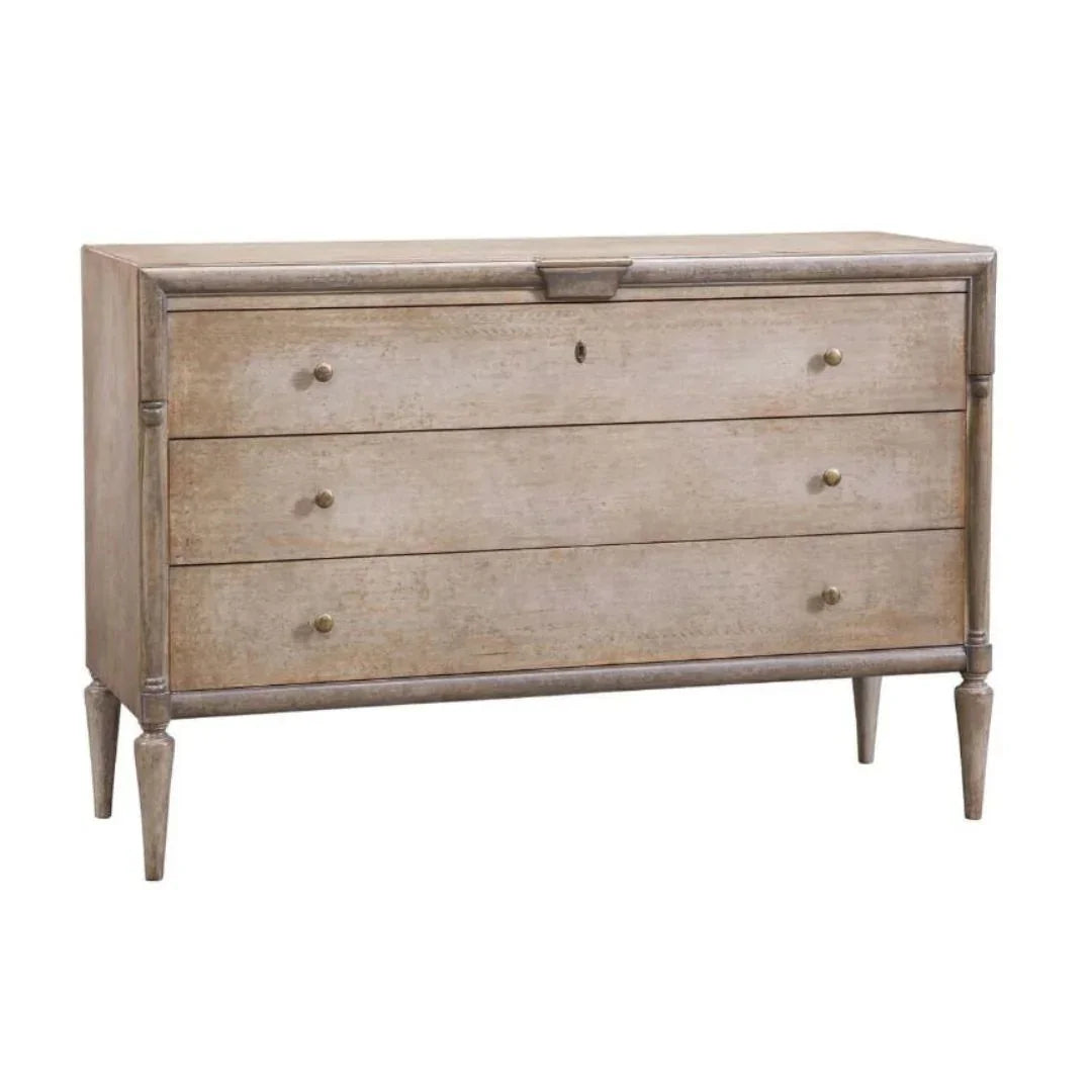 Commode italienne à trois tiroirs à décor de feuilles gravées