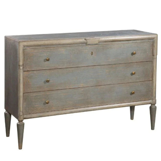 Commode italienne à trois tiroirs à décor de feuilles gravées