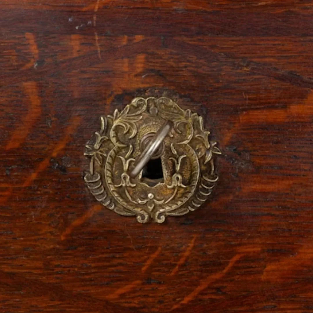 Commode à tiroirs en bois patiné français d'époque, vers 1850