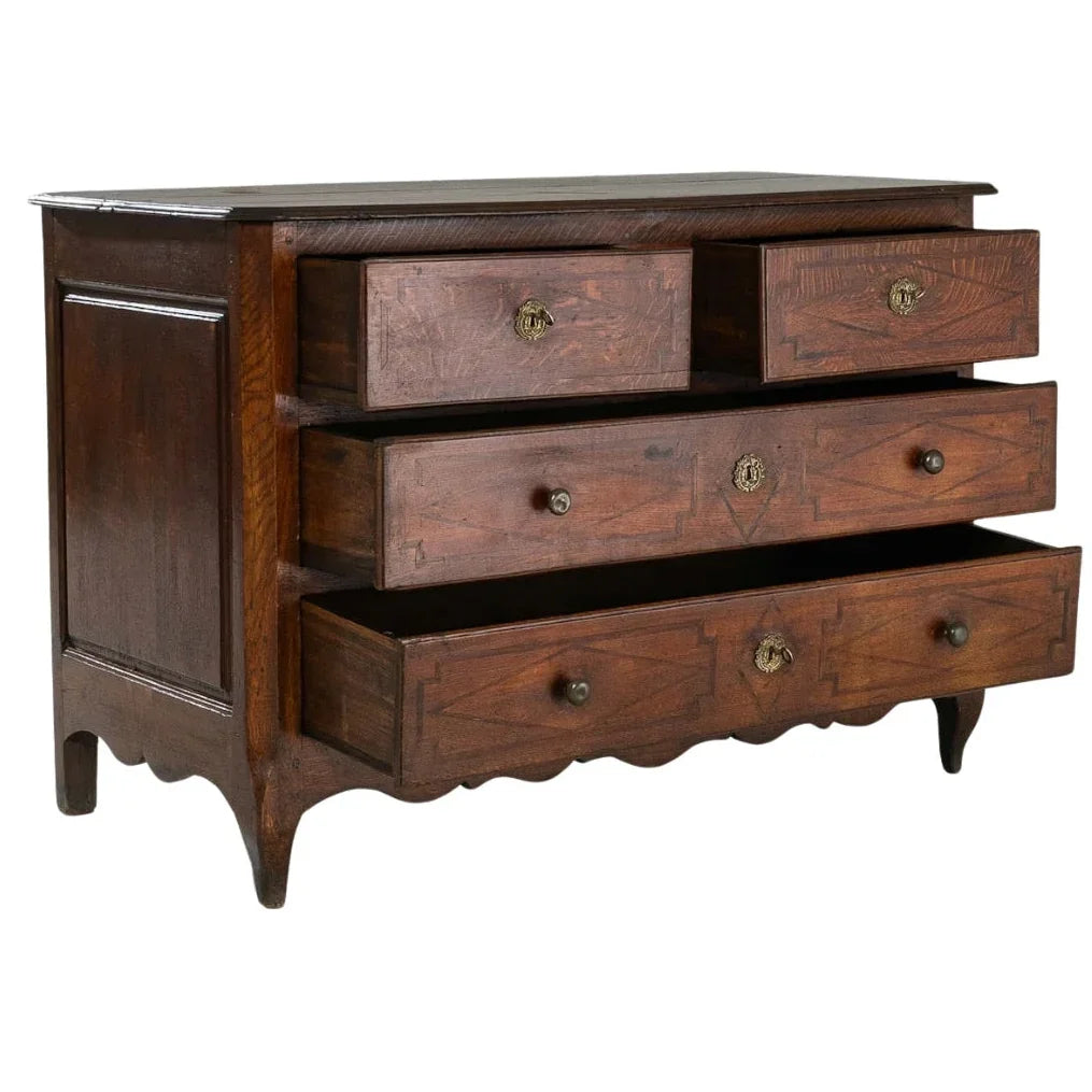 Commode à tiroirs en bois patiné français d'époque, vers 1850
