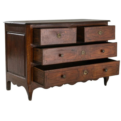 Commode à tiroirs en bois patiné français d'époque, vers 1850