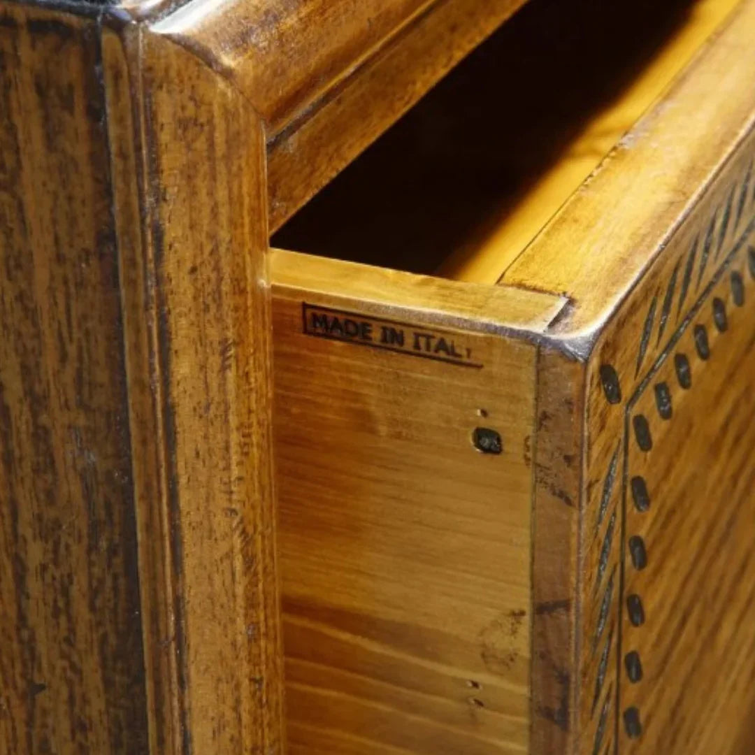 Commode italienne gravée à trois tiroirs