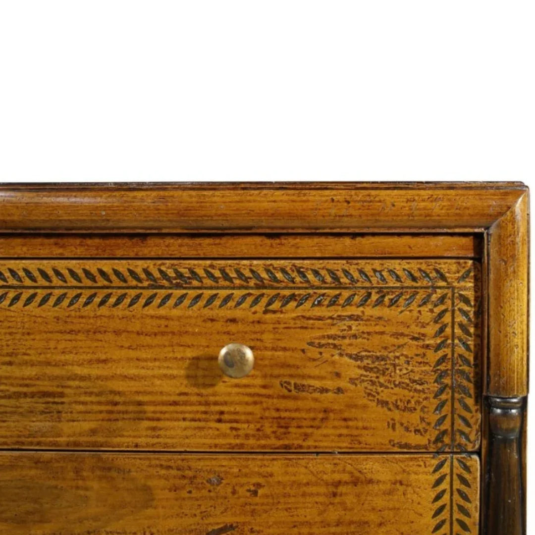 Commode italienne gravée à trois tiroirs