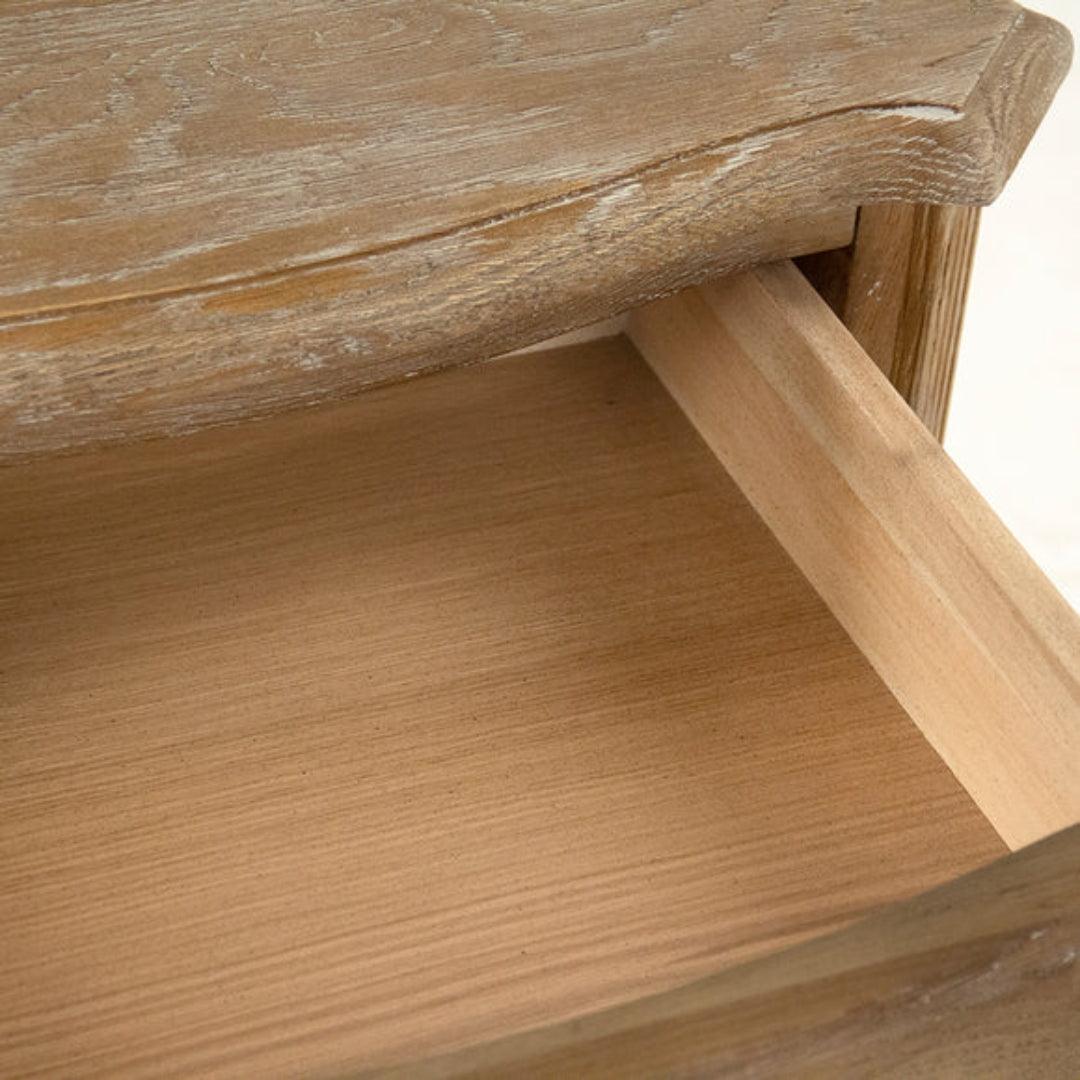 Table de chevet à trois tiroirs en chêne vieilli