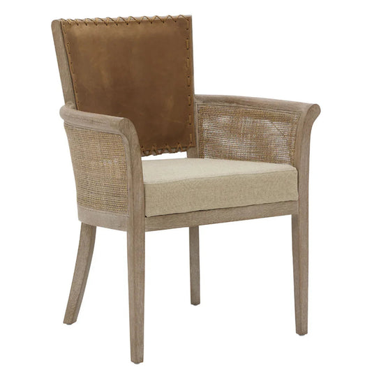 Fauteuil à dossier en cuir cousu et accoudoirs en rotin 