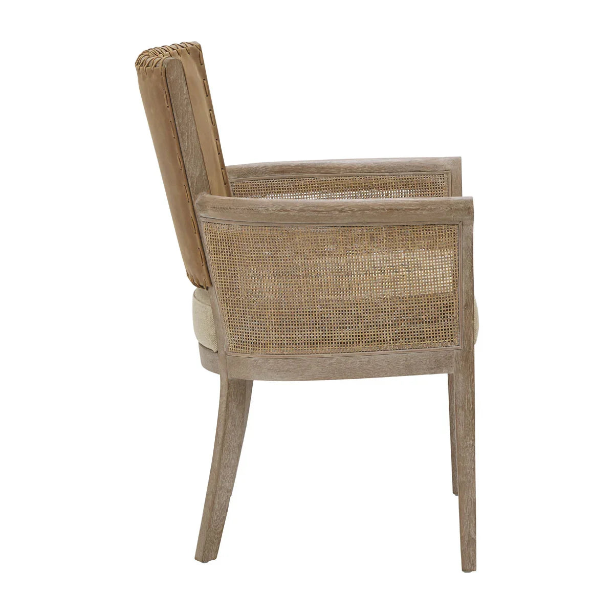 Fauteuil à dossier en cuir cousu et accoudoirs en rotin 