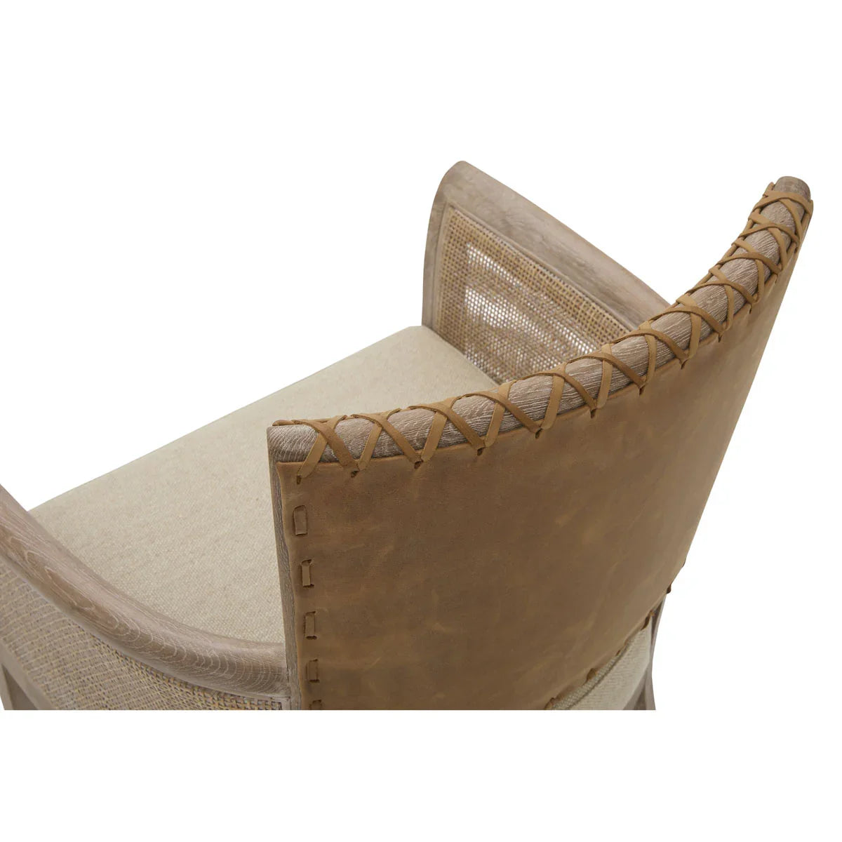 Fauteuil à dossier en cuir cousu et accoudoirs en rotin 