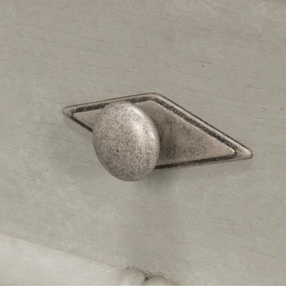 Coffre d'appoint en bambou avec plateau en porcelaine blanche