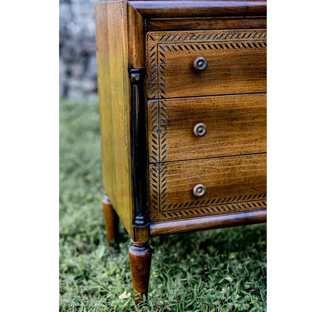 Commode italienne gravée à trois tiroirs